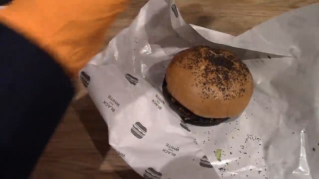 MENU A 4.95E : BLACK AND WHITE BURGER VS MCDONALDS VS BURGER KING смотреть онлайн