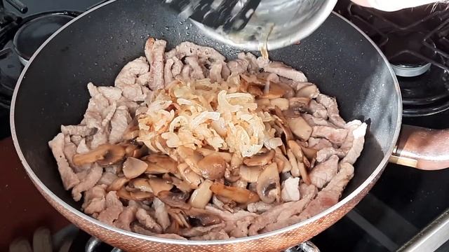 Бефстроганов из свинины с грибами по домашнему. Beef stroganoff from pork with mushrooms at home смотреть онлайн