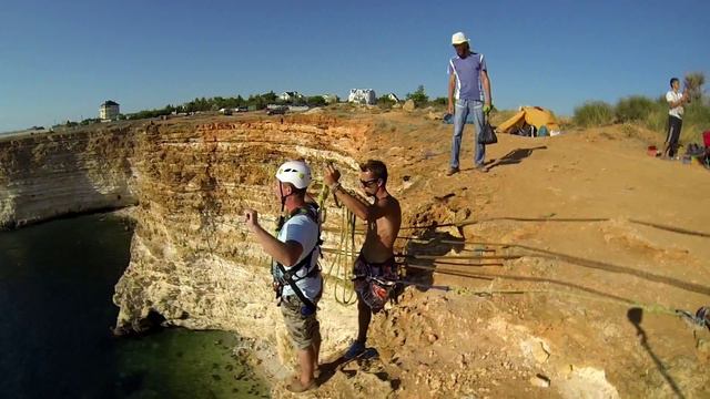 Сергей на мысе Фиолент Прыжки с верёвкой в Крыму с командой Skyline смотреть онлайн