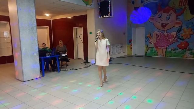 Екатерина Денисюк "Цветы лучше пуль" (Е. Евтушенко)/ www.serovglobus.ru смотреть онлайн