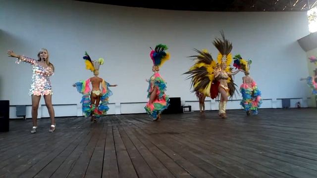 Карнавальное выступление театра танца «Фантазия» на сцене в городском парке смотреть онлайн