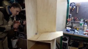 Простой шкаф из фанеры в гараж