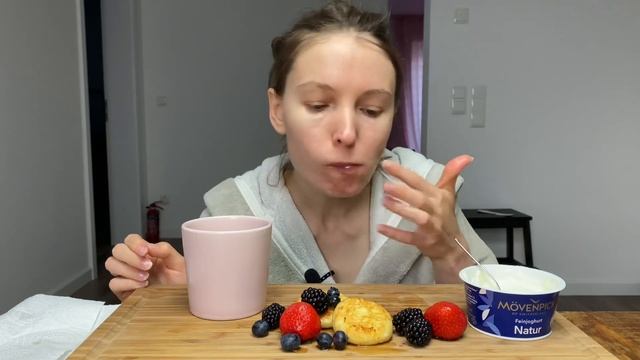 МУКБАНГ СЫРНИКИ С КЛУБНИКОЙ | сладкое в садик | кот мешает снять мукбанг | смотреть онлайн