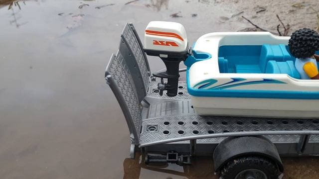 Катер спасает машинку застрявшую в глубокой воде смотреть онлайн