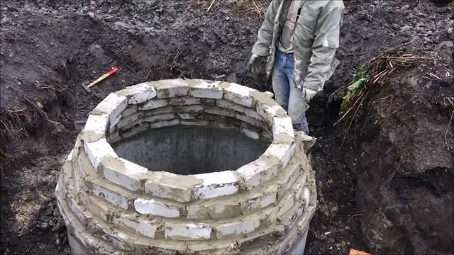Сэкономили на крышке на сливную яму//Кладка кирпича смотреть онлайн