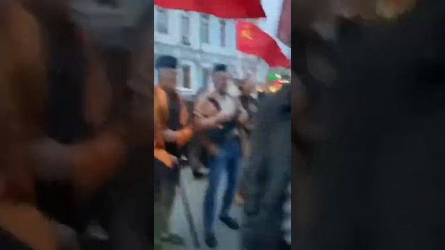 У посольства Белоруссии собрались и противники, и сторонники Лукашенко смотреть онлайн
