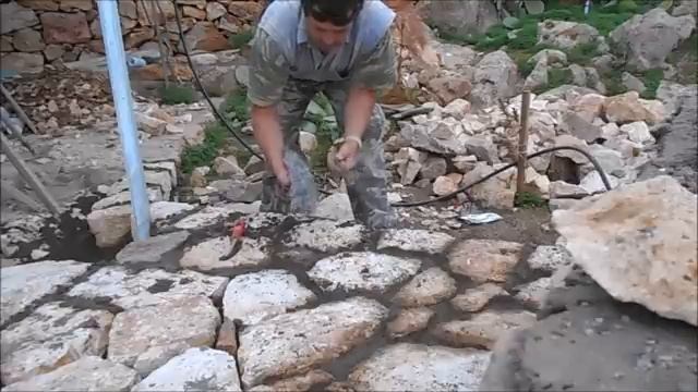 Мощение дорожки и площадки натуральным камнем