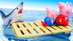 Свинка Пеппа и Джордж уплыли на плоту в море! Видео про игрушки Свинка Пеппа на русском языке