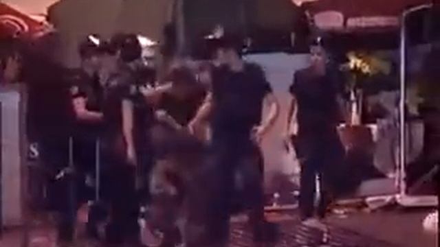 Göstericiye Polis dayagı ! İstanbul Taksim Gezi Parkı смотреть онлайн