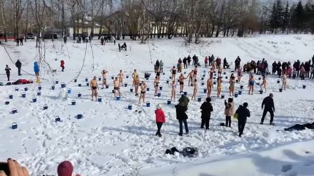 Массовое обливание водой на Масленицу в Иркутске. смотреть онлайн
