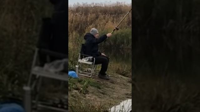 А зачем плевать на червя во время рыбалки? смотреть онлайн