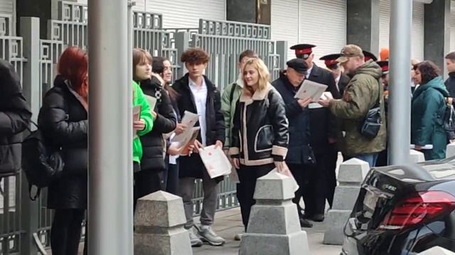 Экскурсия в Госдуму с газетой и листовкой НОД.