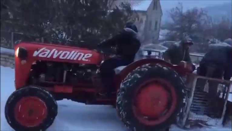 Уборка снега по-хорватски смотреть онлайн