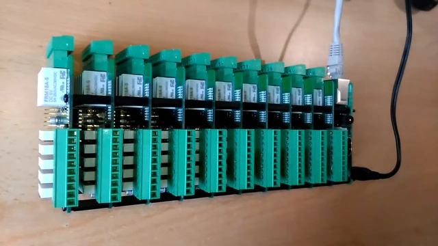 Raspberry Pi driving 100 relays, no wires, no extra power supply смотреть онлайн