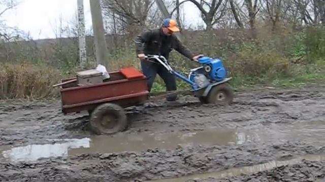 Мотоблок Нева с груженой землей тележкой смотреть онлайн