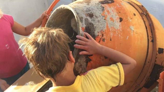 ...И бетономешалка задействована в игре... Испания, Лирия (Валенсия). Частный дом. 10.06.2017, 20:5 смотреть онлайн