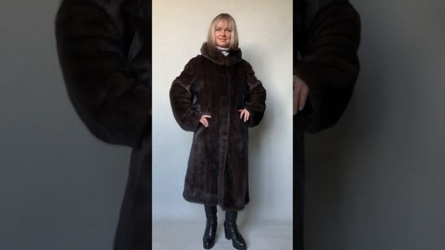 Шуба норка тм RUORUI за 37500 ₽ в отличном состоянии, капюшон, цв.махагон дл.110 см р.52-54 /11907/