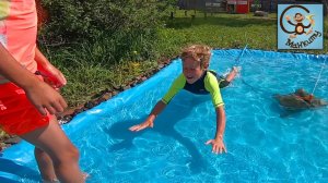 Даня Диана и Папа играют в стройку, делают бассейн с фонтаном для машинок игрушек. Манкиту