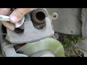 как сжать тормозной поршень при замене колодок