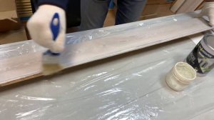 Масло с карнаубским воском. Наносим на лиственницу. Цвет белый. W.House Удаляем излишки сразу