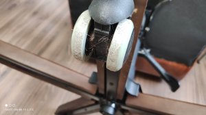 Заклинили колеса офисного кресла ► разбор роликов, чистка от волос, лайфаки