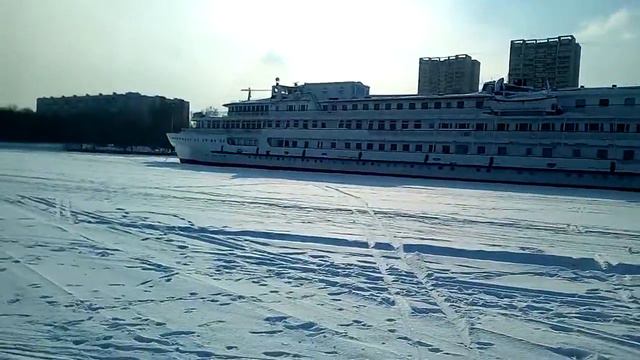 Замёрзшее река Химкинское ВДХР порт Речной вокзал три корабля и музейный самолёт и подлодка #1 смотреть онлайн