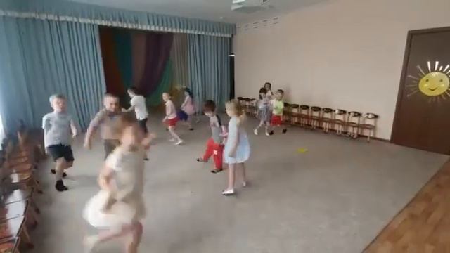 Музыкальная игра "Кто быстрей собрался в круг" смотреть онлайн