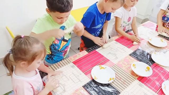 Молодёжная (старшая группа). Печём булочки смотреть онлайн