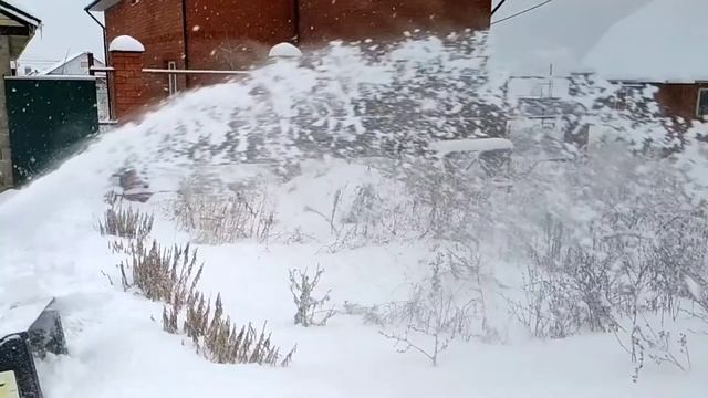 Как сосед чистит снег под музыку смотреть онлайн