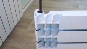 Сантехник показал Как открутить секцию радиатора отопления