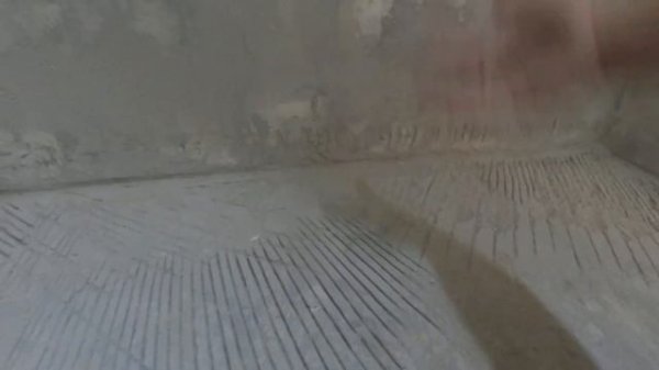 Срезаем (стачиваем) слой Бетона на полу. Подготовка к укладке плитки.