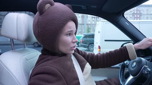 Маленькая Вера и Медведь - Учимся водить машину с Медведем - Едем на шоу Синего Трактора смотреть онлайн