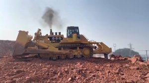 Сила и мощь. Огромный бульдозер Komatsu разрывает гору. Мощность 783 л.с.