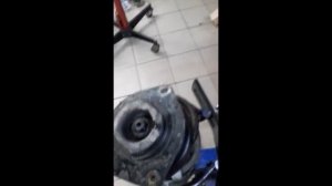 Renault Kangoo II Замена передних амортизаторов.