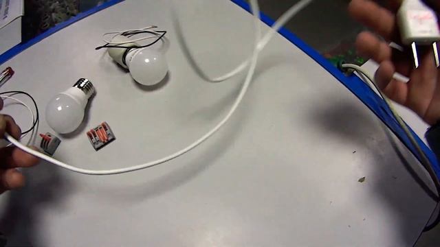 Как подключить несколько ламп к одному проводу. Розетке и несколько патронов.? смотреть онлайн