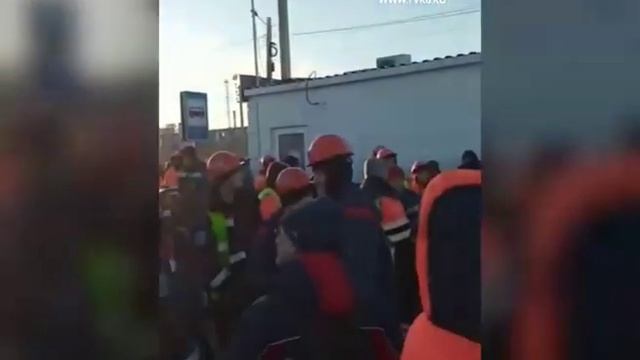 Скопление рабочих на проходной завода в Омске смотреть онлайн