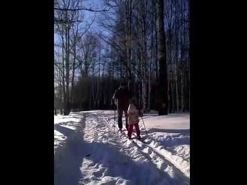 Варюшка в первый раз встала на лыжи смотреть онлайн