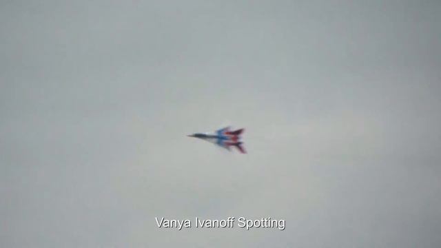 МиГ-29УБ пилотажной группы Стрижи над Минским шоссе 7 сентября 2016 смотреть онлайн