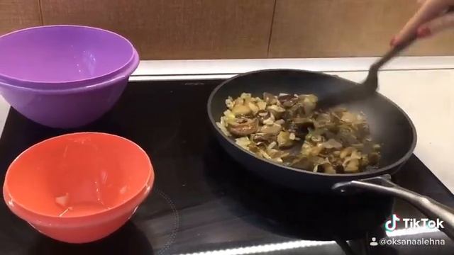 Грибная пора! Жарим грибы со сметаной на сковороде Eterna Tupperware 28 см смотреть онлайн