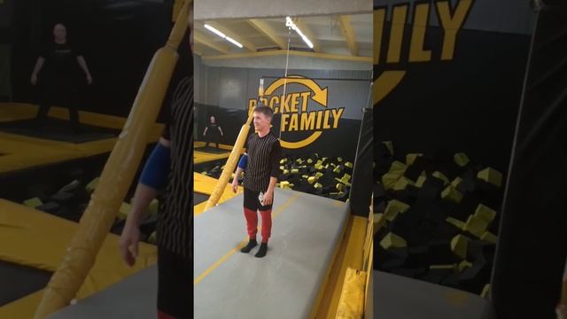 Сальто назад и ещё пара трюков начинающего батутиста. #сальто #батут #трюки #прыжки #новичок