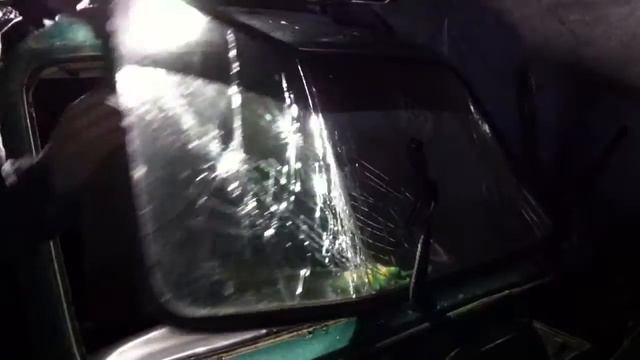 Как надо снимать лобовое стекло на Ниве. смотреть онлайн