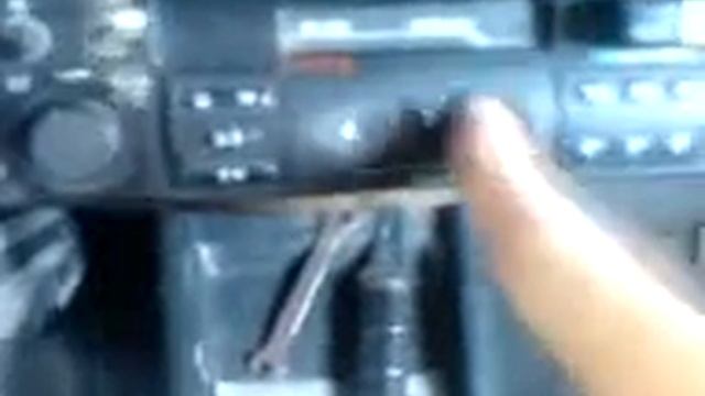 "НЕДОВОЛЬНЫЙ" водитель Москвича ИЖ 2715 (ВНИМАНИЕ МАТ).3GP смотреть онлайн