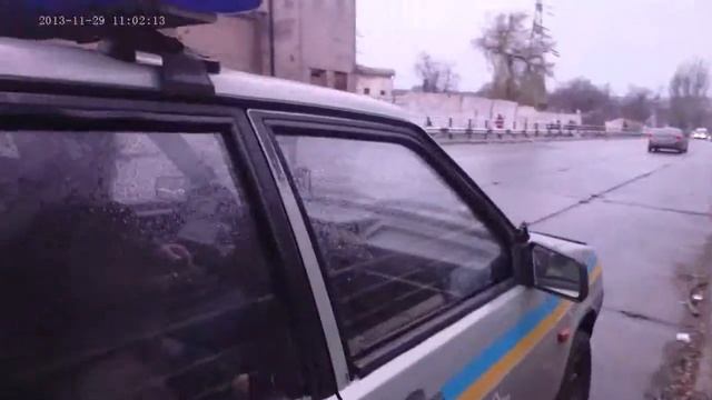 ГАИ. Инспектора на глазах у проверяющего нарушают знак 3.34 ! смотреть онлайн