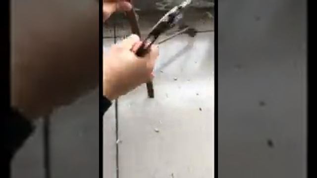 Тактический складной топор c AliExpress против вешалки смотреть онлайн