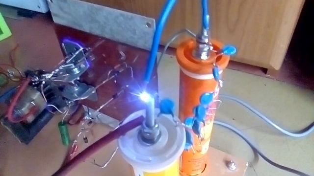 Испытание выпрямительной линейки на 10 кВ от ТВС. Яркая белая искра с линейки конденсаторов. Схема смотреть онлайн