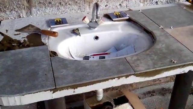 Укладка плитки. Бетонный стол на летней кухне.