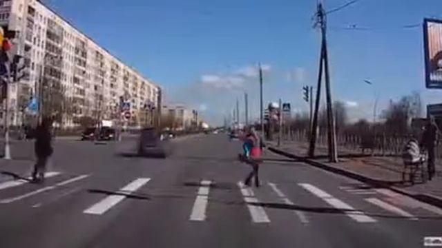 Чуть не сбили человека проехавшая машина на красный свет смотреть онлайн