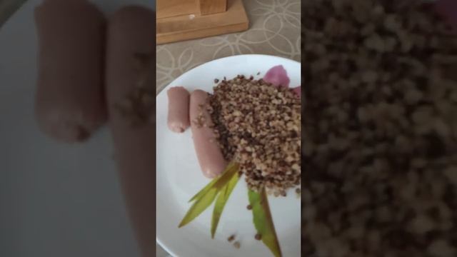 Отличный бюджетный обед. Сосиски с гречкой и кетчупом. смотреть онлайн