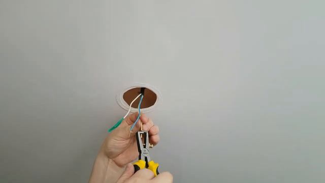 Как УСТАНОВИТЬ ЛЮСТРУ на натяжной потолок своими руками. Натяжные потолки. смотреть онлайн