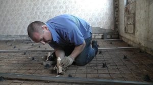 Установка маяков для черновой стяжки по грунту из профиля для гипсокартона